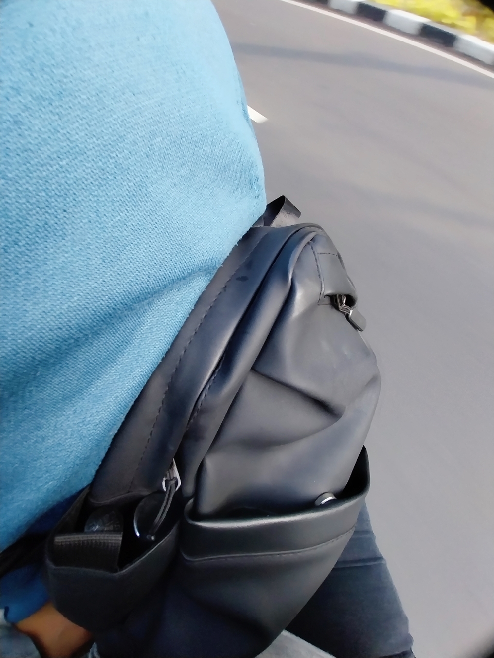 5. Freeknight Tas Selempang Pria Tas Slempang Bahu Pria Wanita Ringan Anti Air Sling Bag Travel Pouch Hitam TS610 - foto 8 dari 10, selvylavy