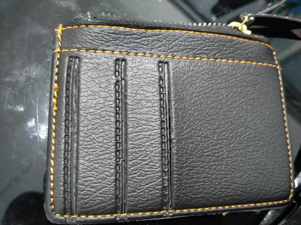 Foto ulasan pembeli ennysholikin, varian Hitam,Dompet ResletingBesi