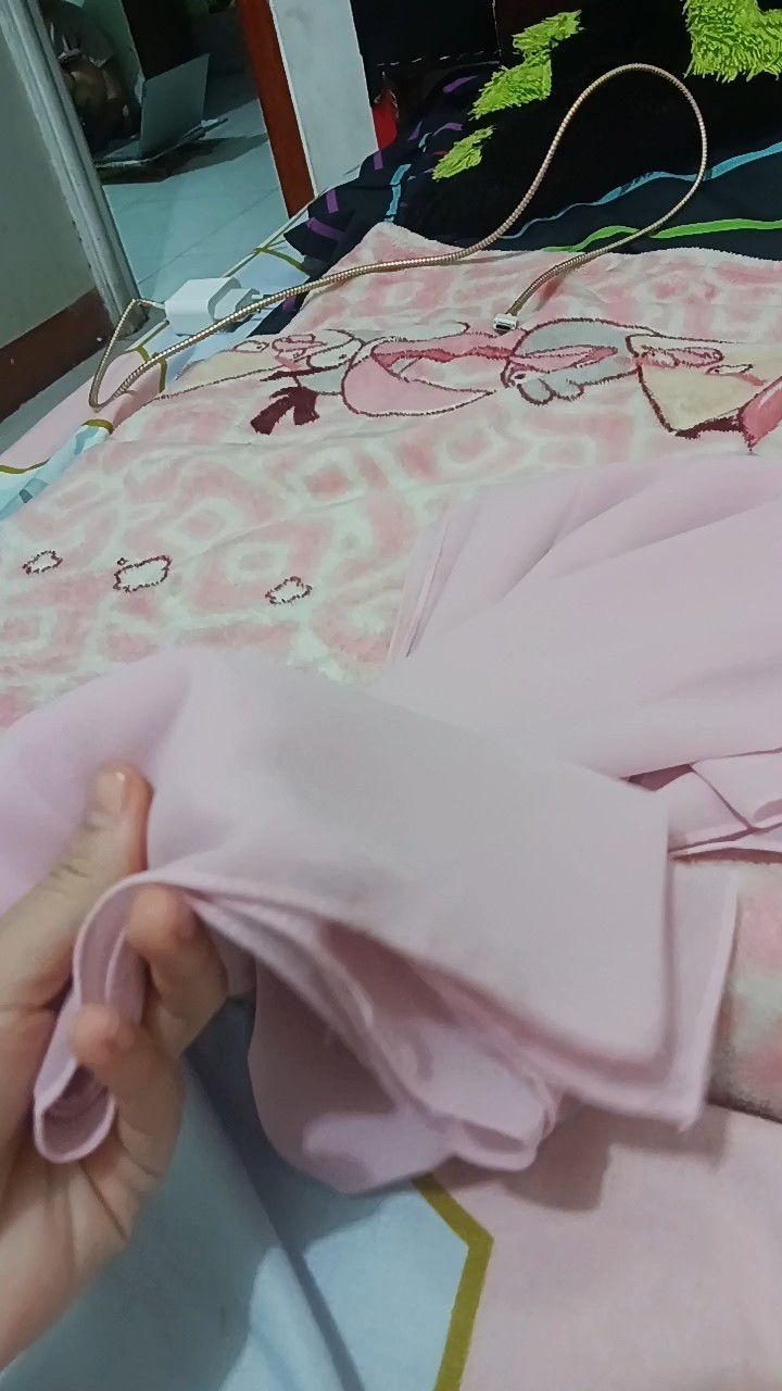 Foto ulasan Solmè Pashmina Ceruty Babydoll | Hijab Premium Lembut Jatuh Ringan & Elegan