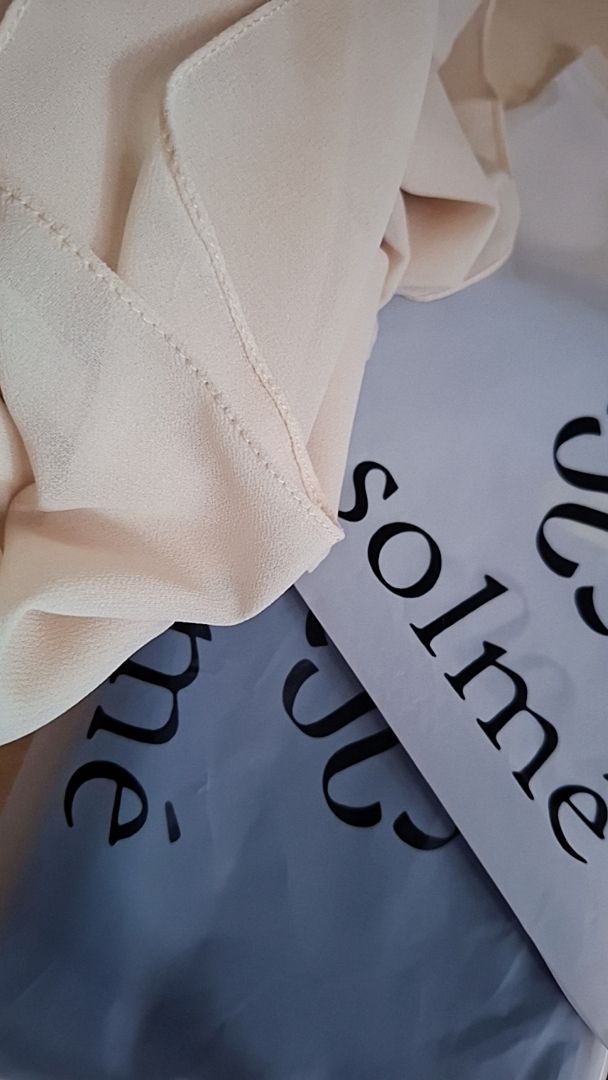Foto ulasan Solmè Pashmina Ceruty Babydoll | Hijab Premium Lembut Jatuh Ringan & Elegan