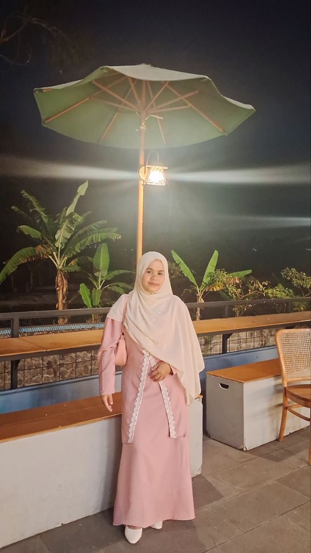 Foto ulasan Solmè Pashmina Ceruty Babydoll | Hijab Premium Lembut Jatuh Ringan & Elegan