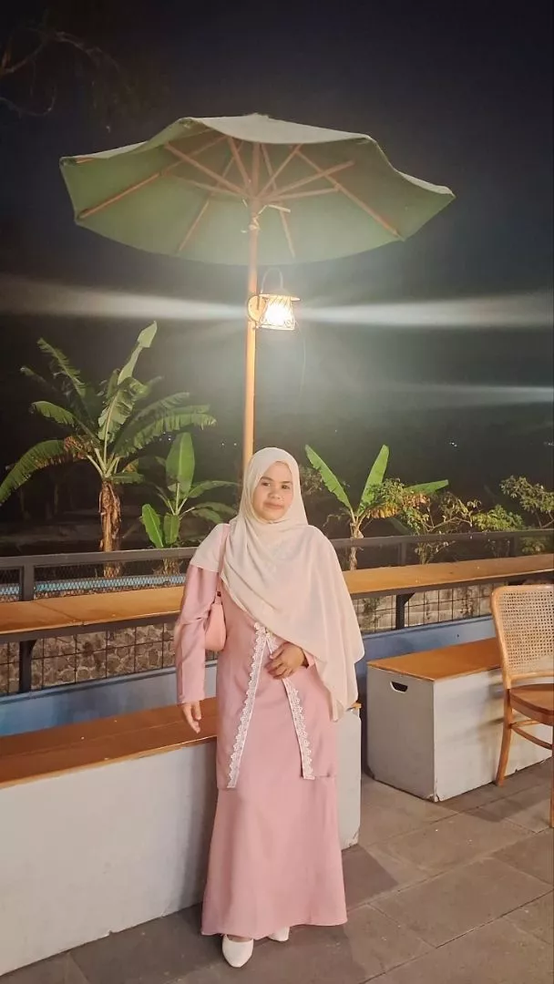 Foto ulasan Solmè Pashmina Ceruty Babydoll | Hijab Premium Lembut Jatuh Ringan & Elegan