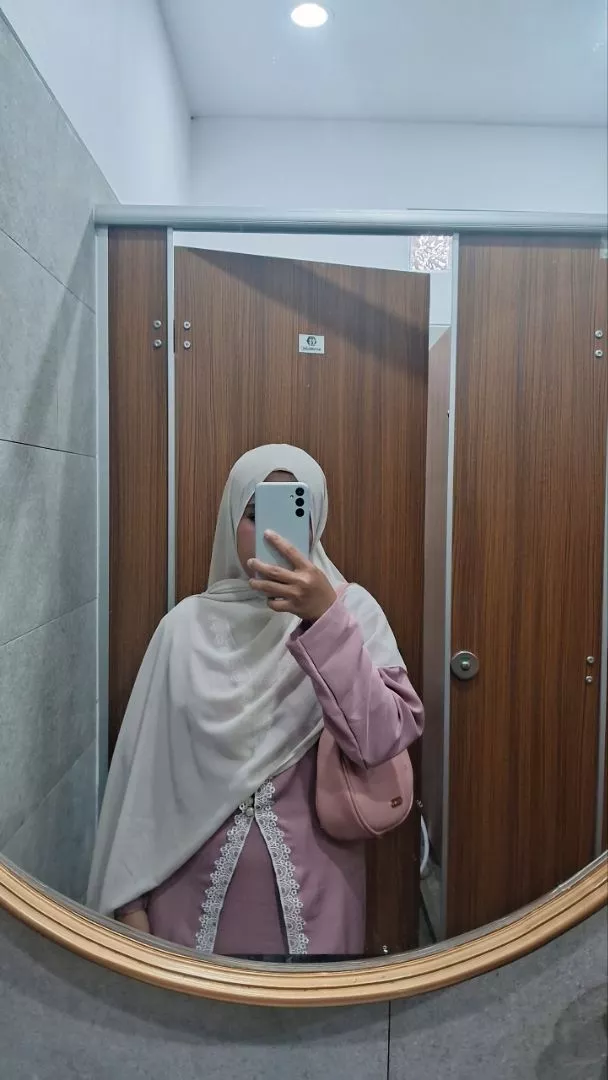 Foto ulasan Solmè Pashmina Ceruty Babydoll | Hijab Premium Lembut Jatuh Ringan & Elegan