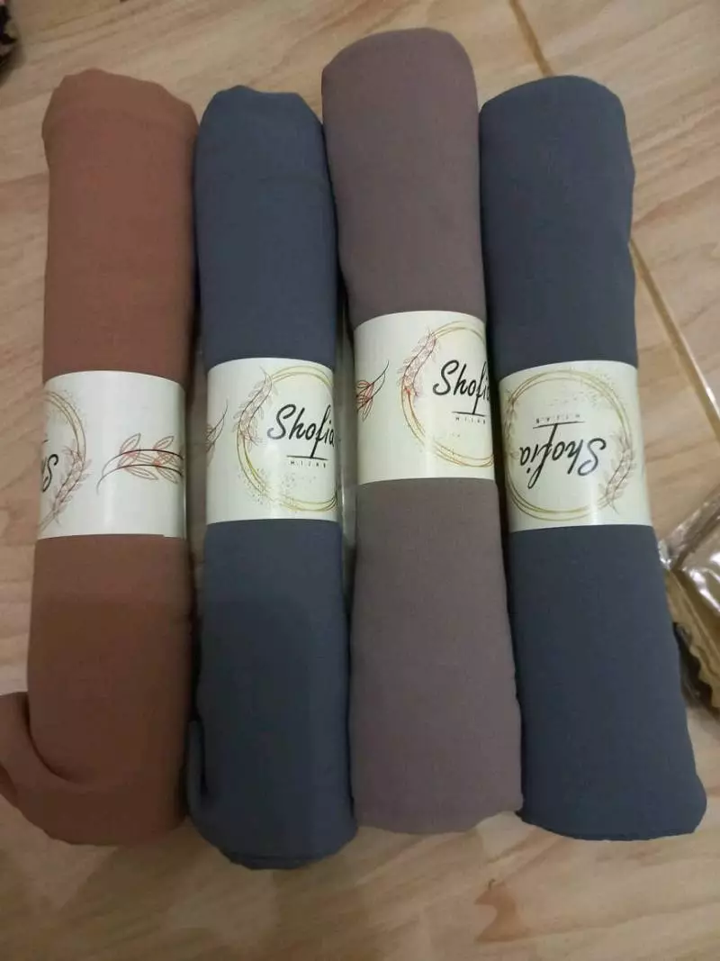 Foto ulasan Shofia Hijab Pashmina Ceruty Babydoll Lembut