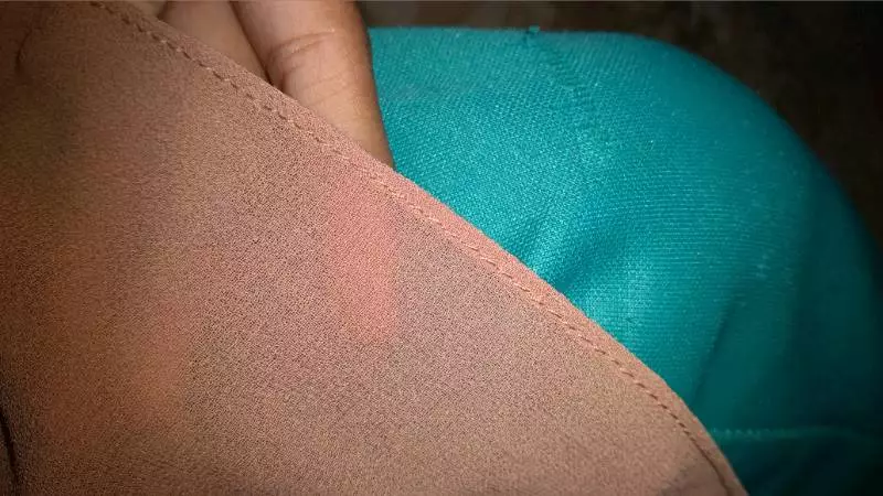 Foto ulasan Shofia Hijab Pashmina Ceruty Babydoll Lembut
