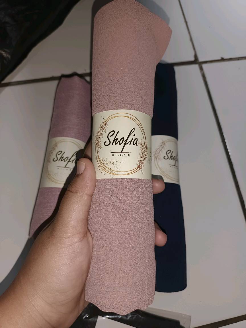 Foto ulasan Shofia Hijab Pashmina Ceruty Babydoll Lembut