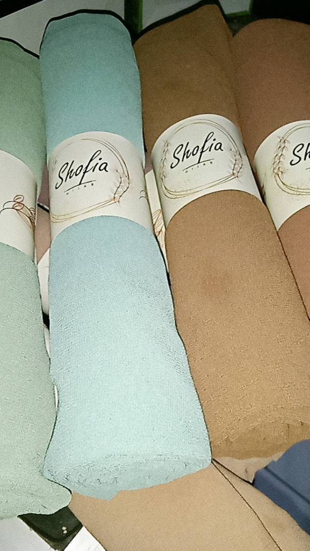 Foto ulasan Shofia Hijab Pashmina Ceruty Babydoll Lembut