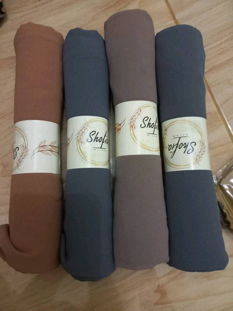Foto ulasan Shofia Hijab Pashmina Ceruty Babydoll Lembut