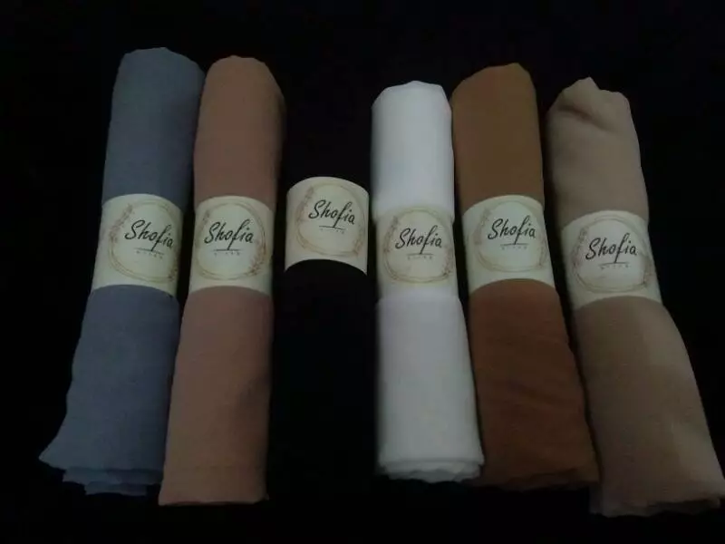 Foto ulasan Shofia Hijab Pashmina Ceruty Babydoll Lembut