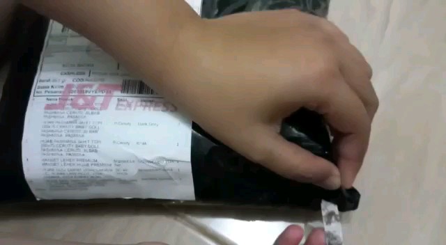 Foto ulasan Shofia Hijab Pashmina Ceruty Babydoll Lembut