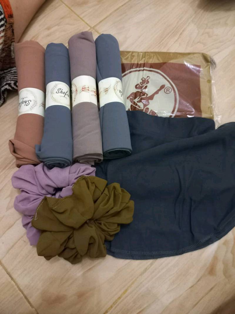 Foto ulasan Shofia Hijab Pashmina Ceruty Babydoll Lembut