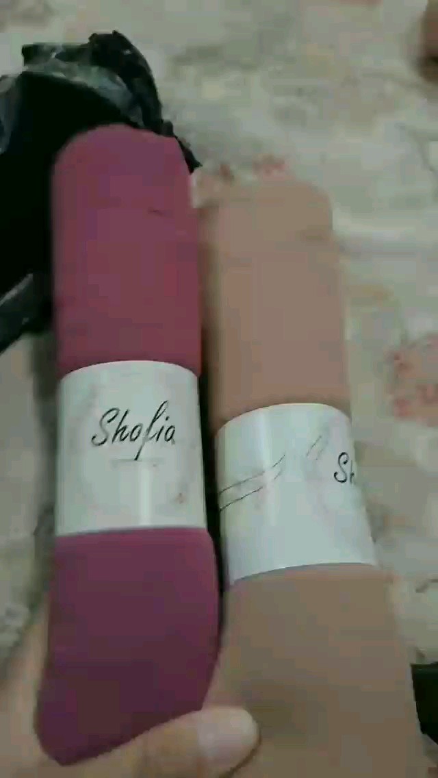 Foto ulasan Shofia Hijab Pashmina Ceruty Babydoll Lembut