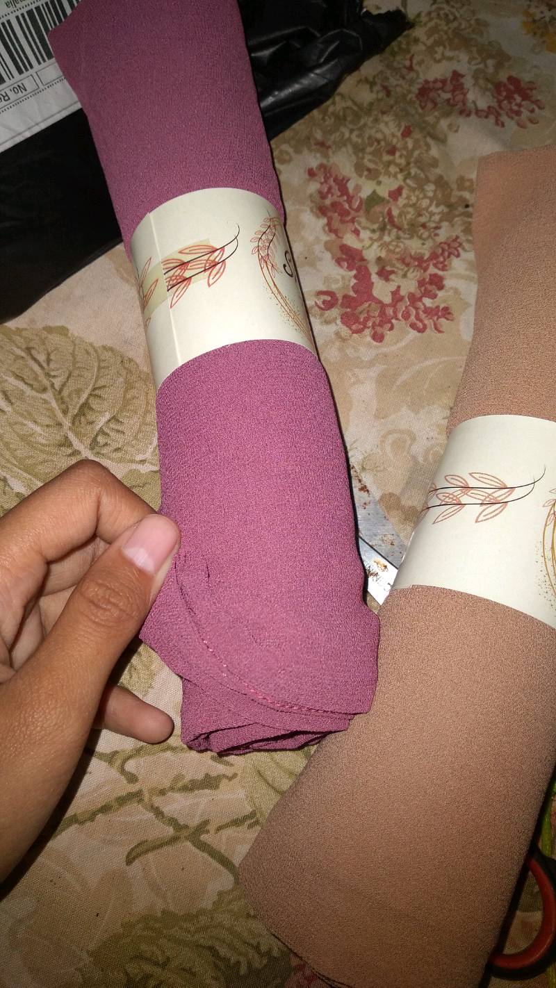 Foto ulasan Shofia Hijab Pashmina Ceruty Babydoll Lembut