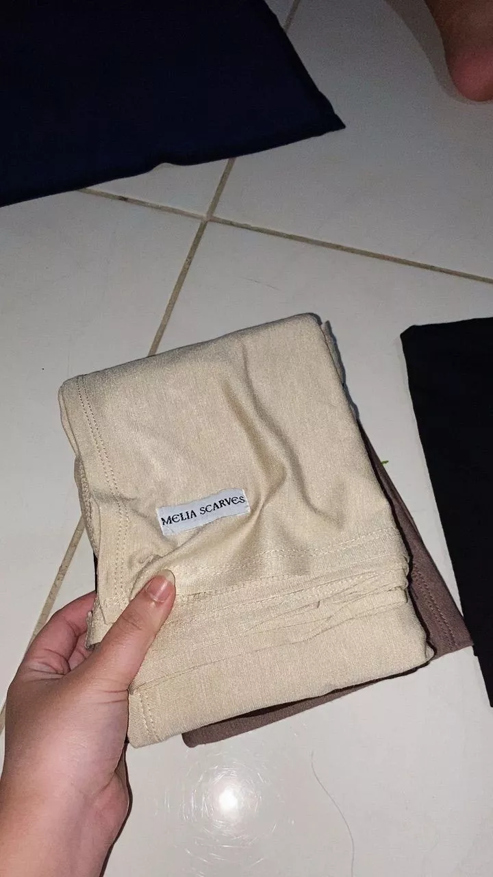 Foto ulasan Pasmina Kaos Rayon Super Premium (Free Pouch)