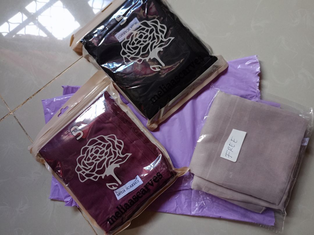 Foto ulasan Pasmina Kaos Rayon Super Premium (Free Pouch)