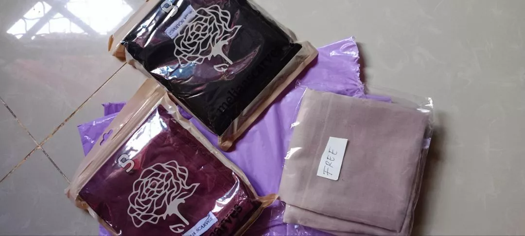 Foto ulasan Pasmina Kaos Rayon Super Premium (Free Pouch)