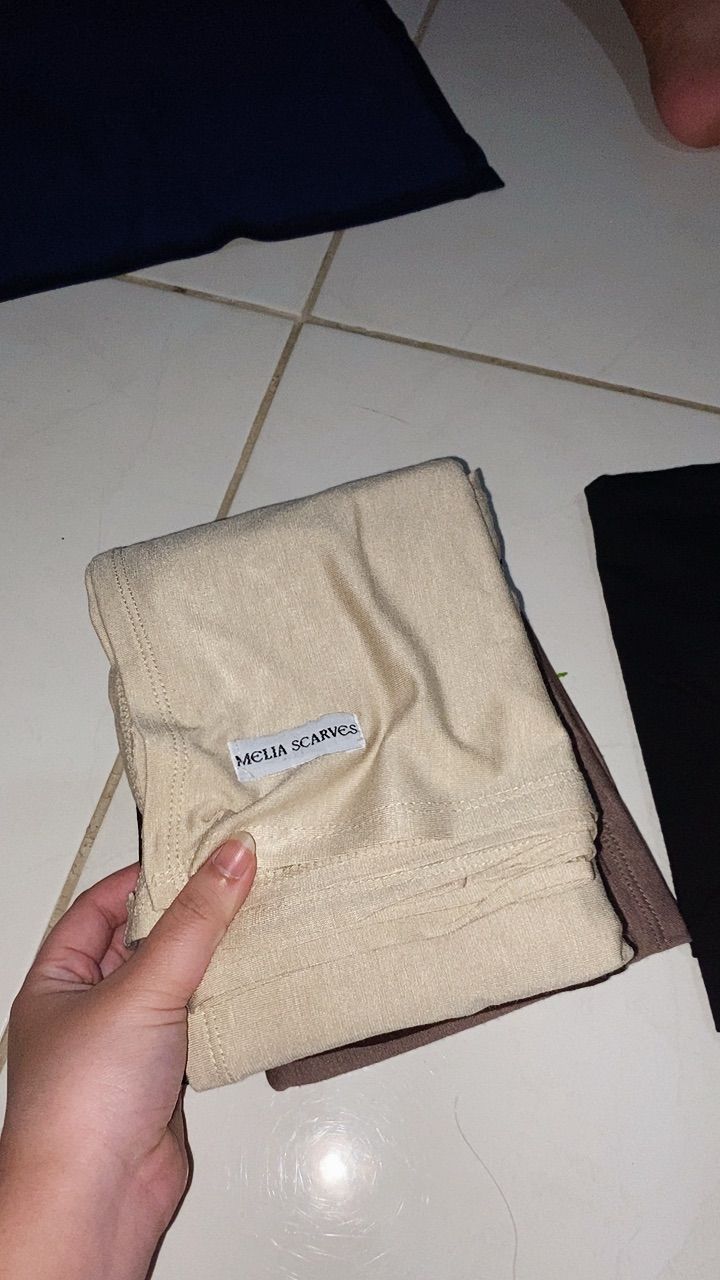 Foto ulasan Pasmina Kaos Rayon Super Premium (Free Pouch)