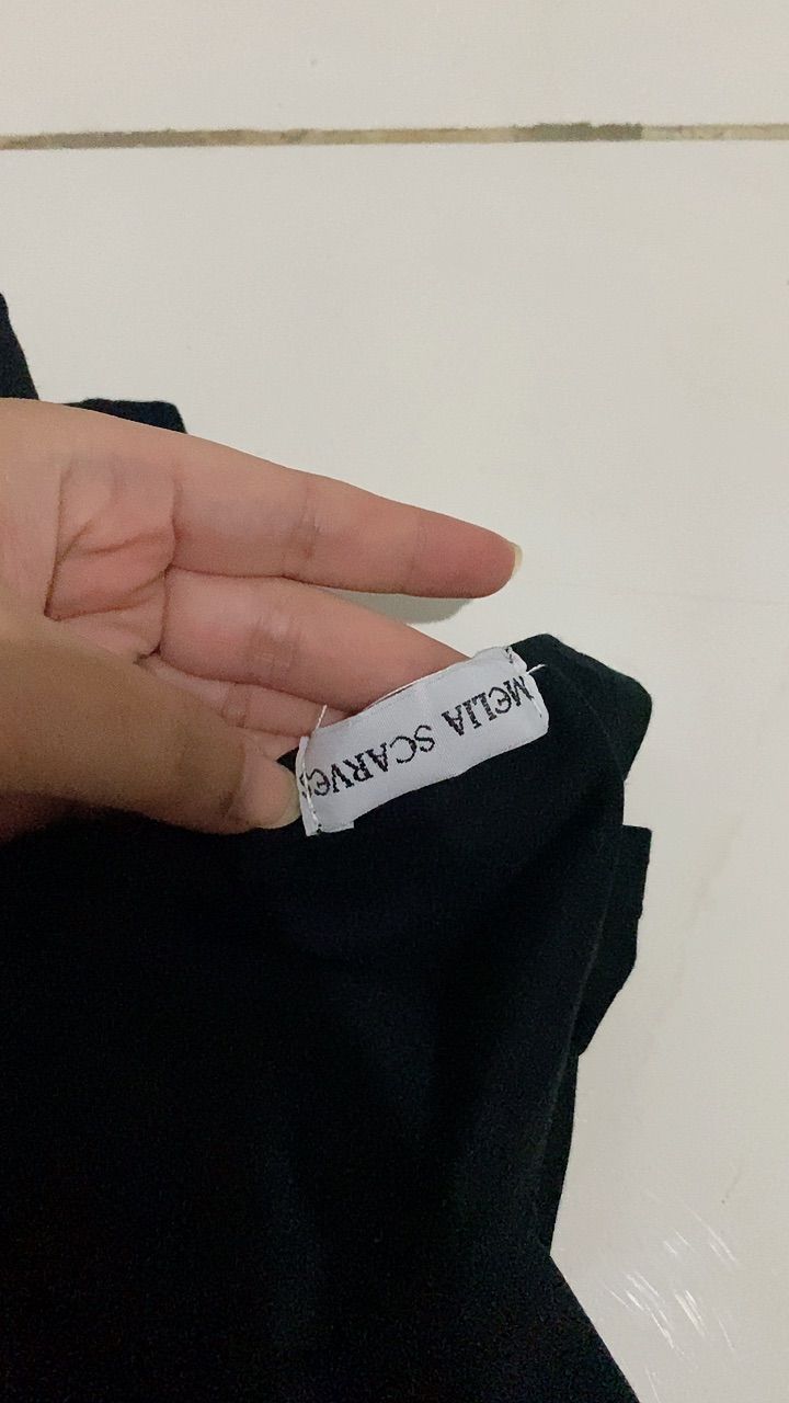 Foto ulasan Pasmina Kaos Rayon Super Premium (Free Pouch)