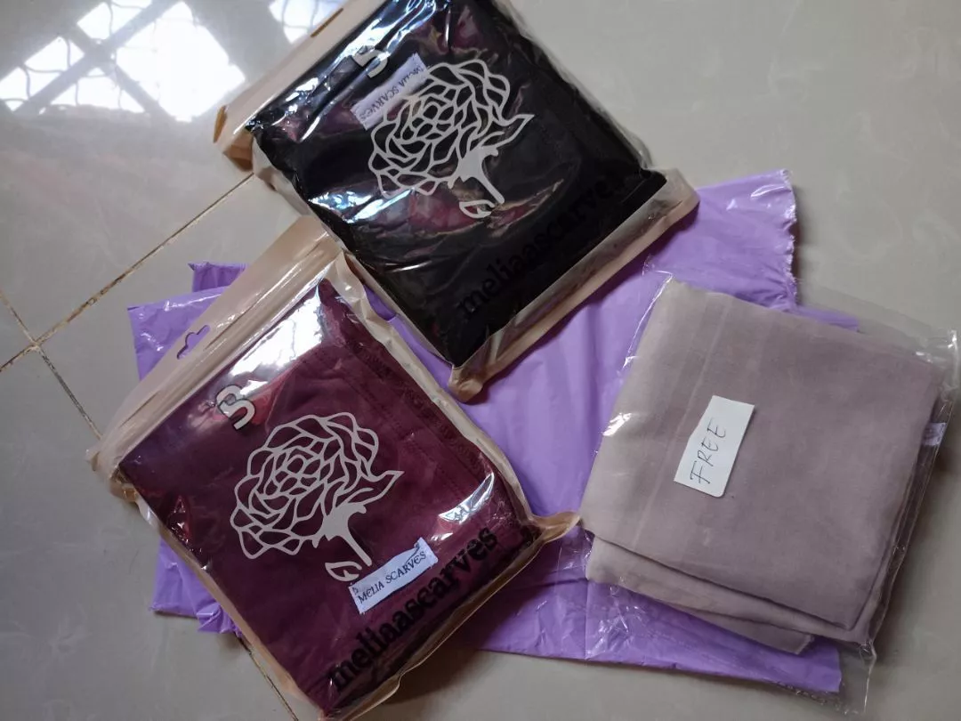 Foto ulasan Pasmina Kaos Rayon Super Premium (Free Pouch)