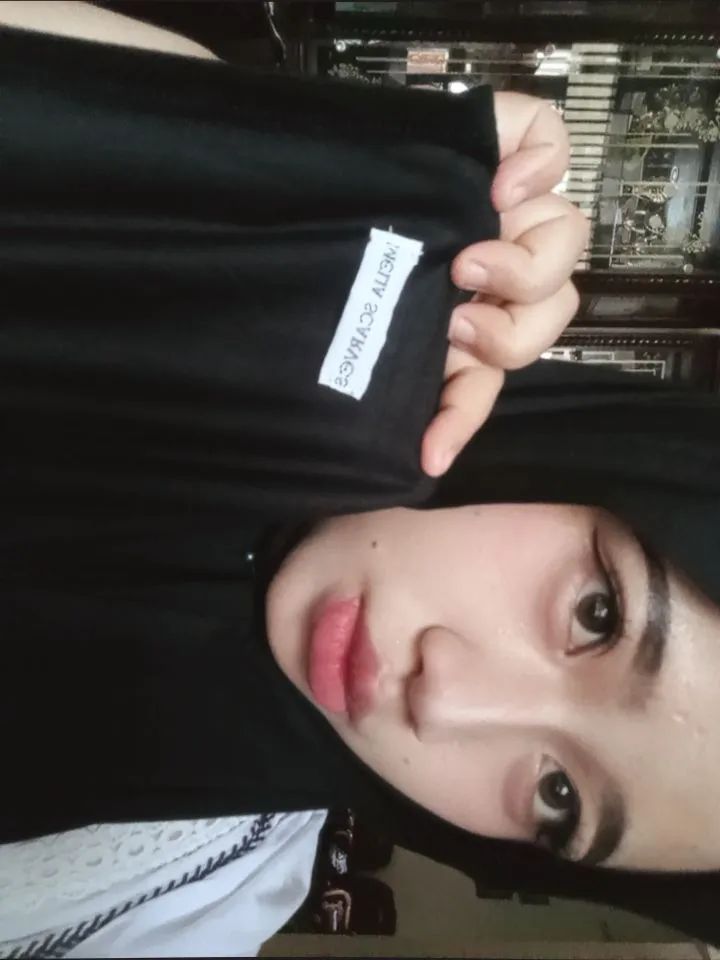 Foto ulasan Pasmina Kaos Rayon Super Premium (Free Pouch)
