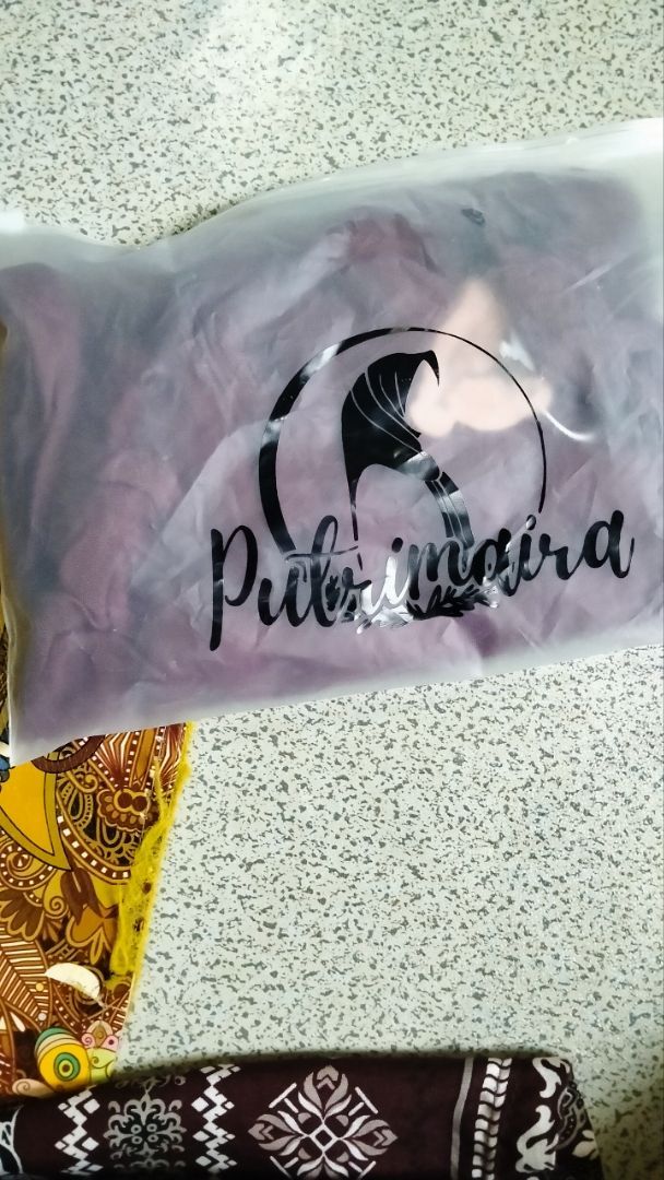 Foto ulasan Putrimaira - Viscose Bamboo Shawl (Pashmina Modal Double Stitch)