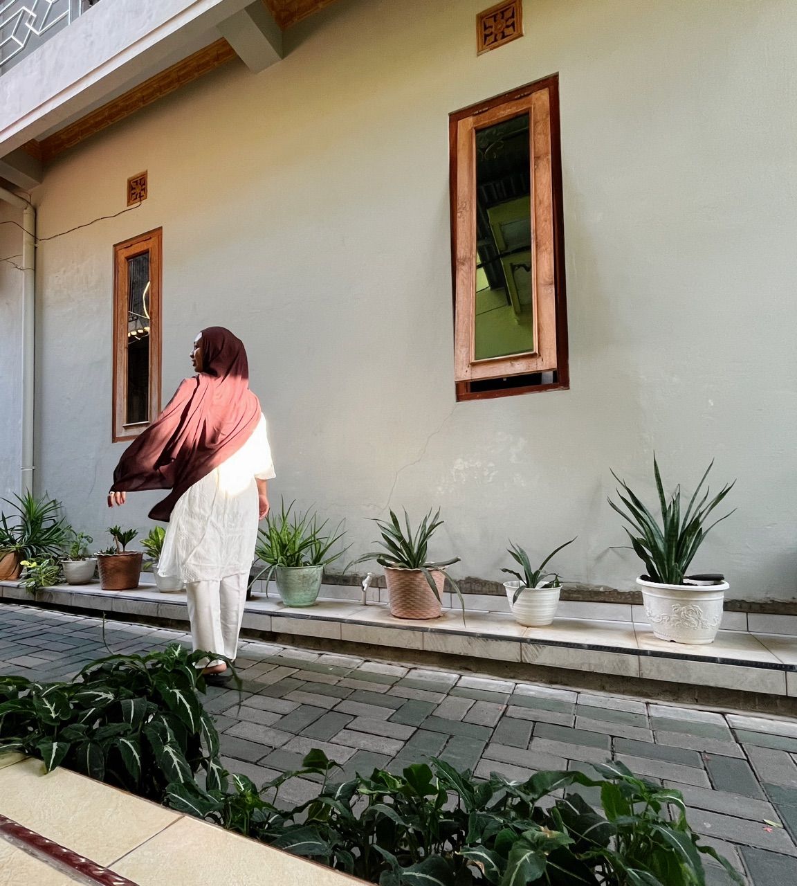 Foto ulasan Qaraa Wear Pashmina Viscose Bamboo Premium Lembut Mewah Terlaris