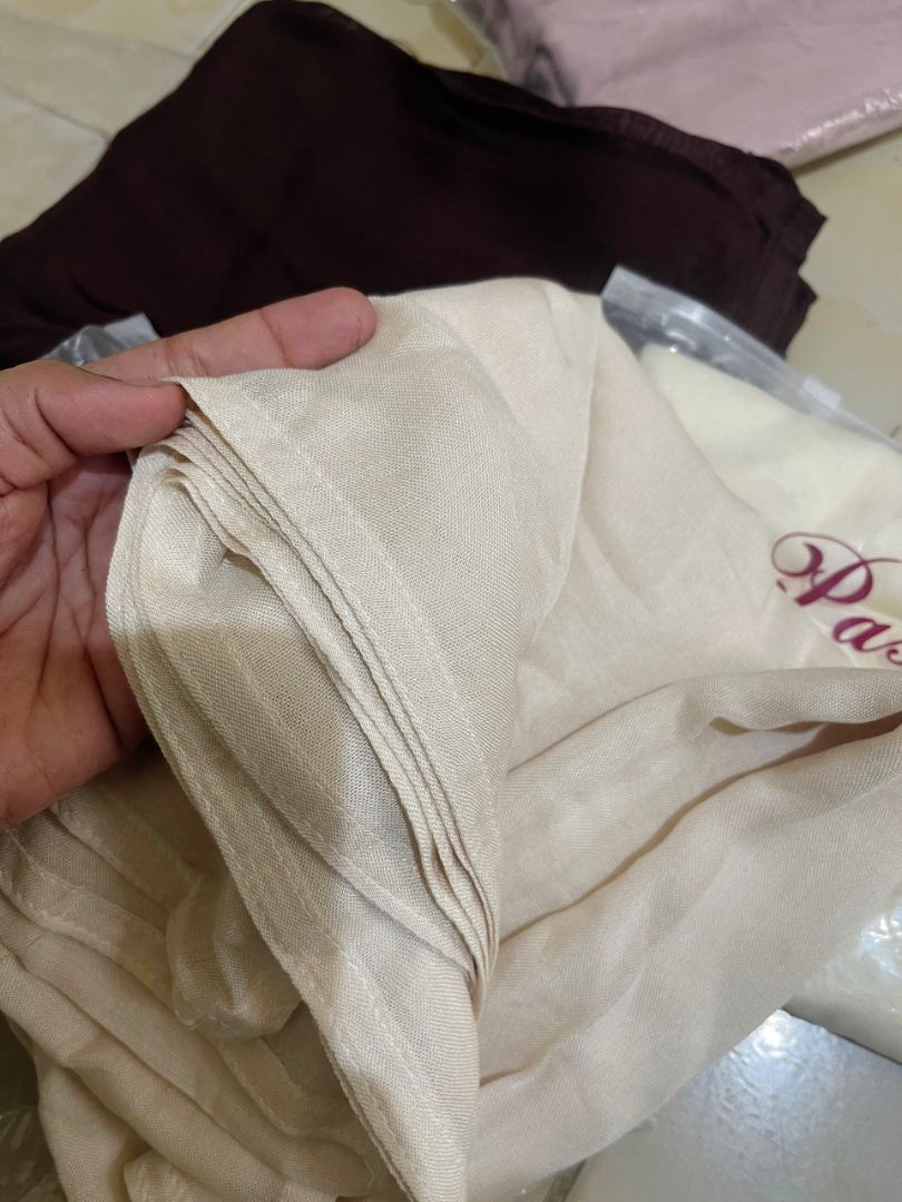 Foto ulasan RESYAH HIJAB~ Shawl Hijab Pashmina Viscose Bamboo Premium Eksklusif Lembut