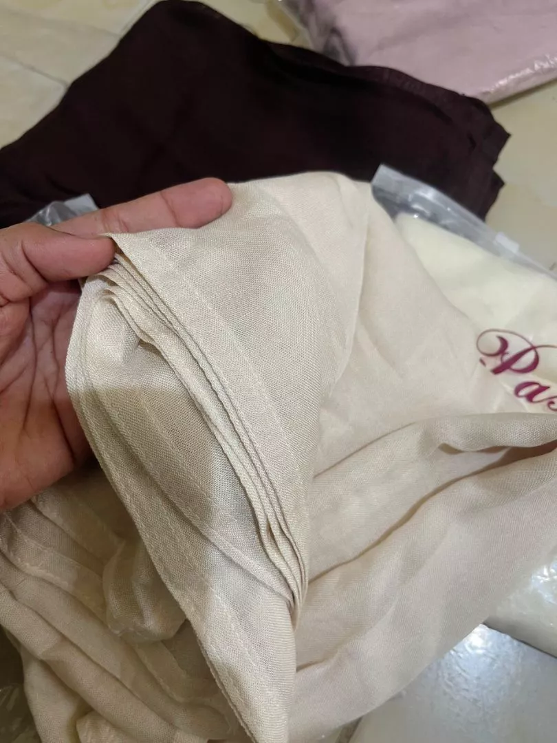 Foto ulasan RESYAH HIJAB~ Shawl Hijab Pashmina Viscose Bamboo Premium Eksklusif Lembut