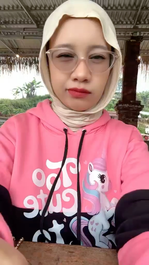 Foto ulasan Resyahijab Pashmina Tencel Premium Free Pouch