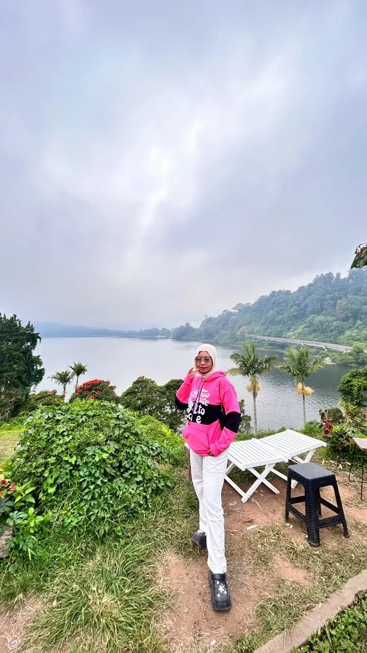 Foto ulasan Resyahijab Pashmina Tencel Premium Free Pouch