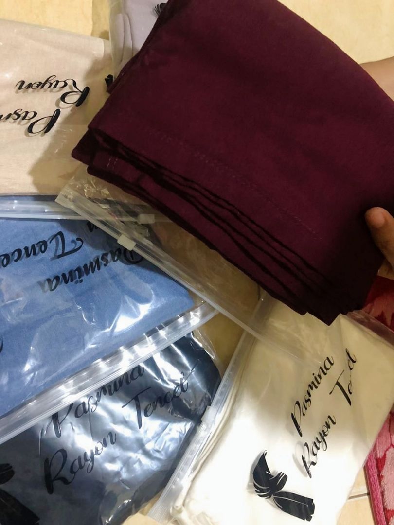 Foto ulasan Rheno Hijab Pashmina Tencel Adem Lembut Elegan