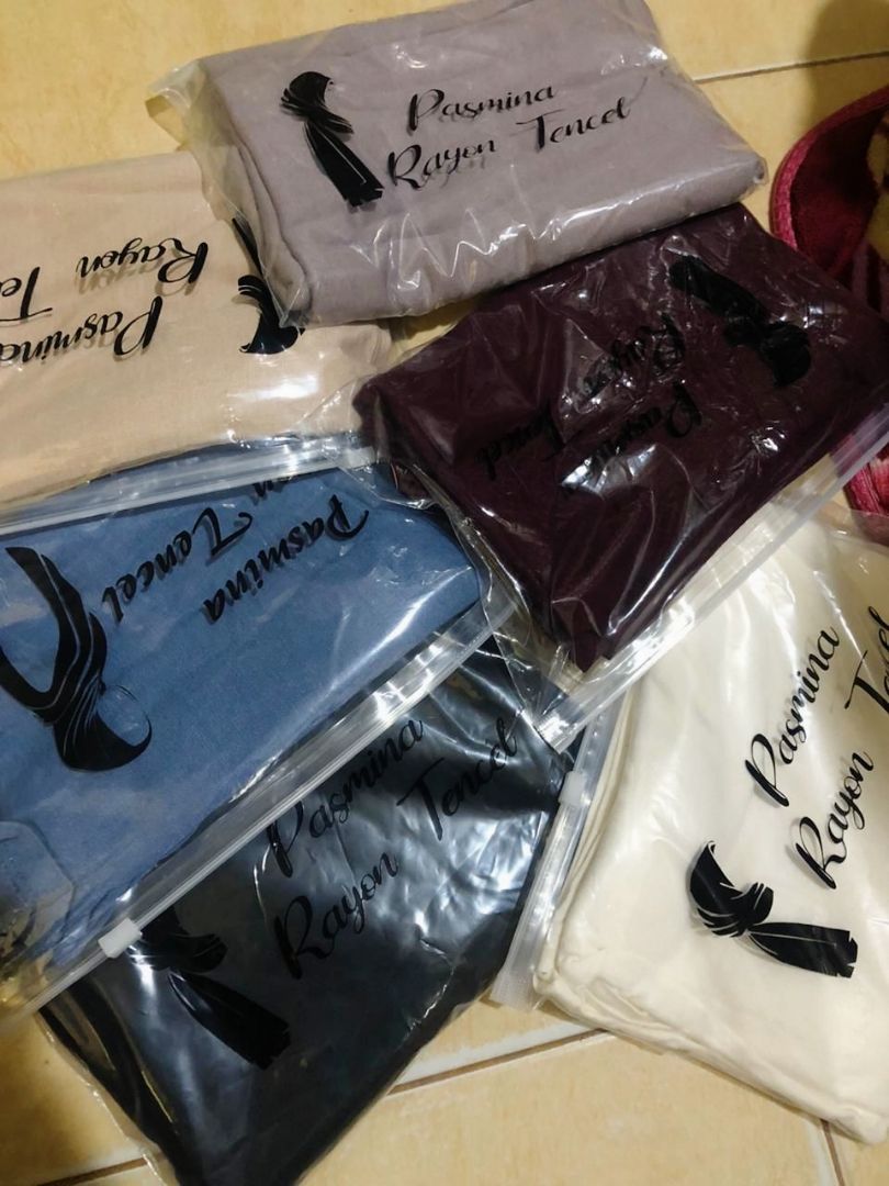 Foto ulasan Rheno Hijab Pashmina Tencel Adem Lembut Elegan