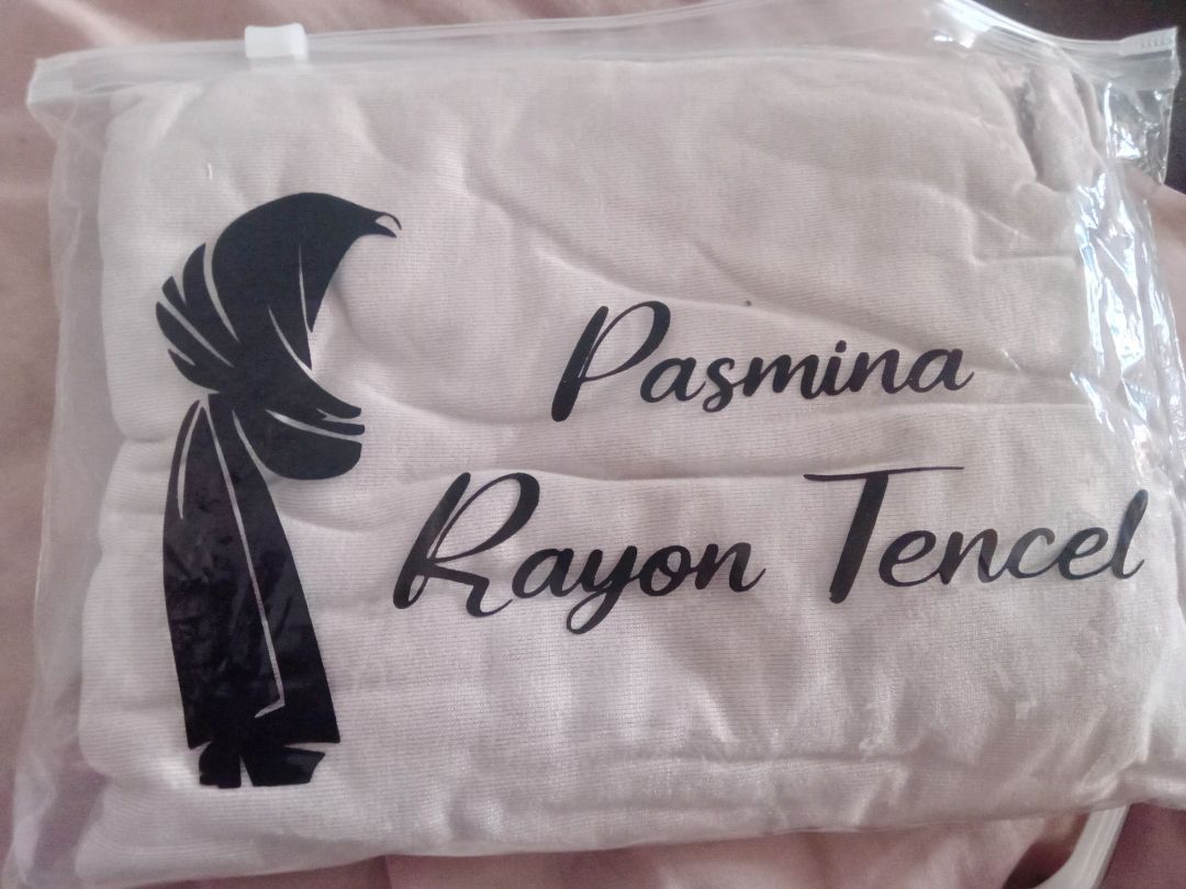Foto ulasan Rheno Hijab Pashmina Tencel Adem Lembut Elegan