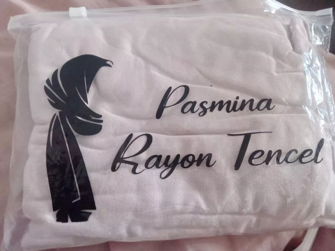 Foto ulasan Rheno Hijab Pashmina Tencel Adem Lembut Elegan