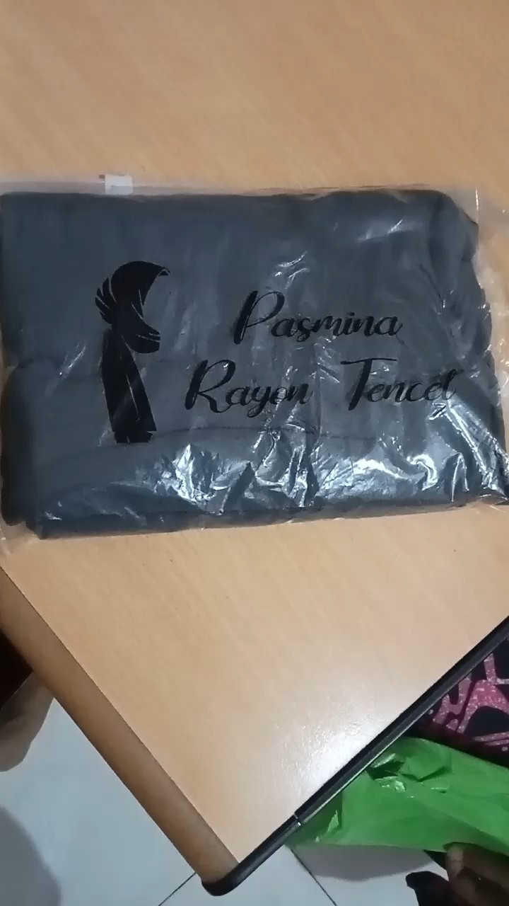 Foto ulasan Rheno Hijab Pashmina Tencel Adem Lembut Elegan