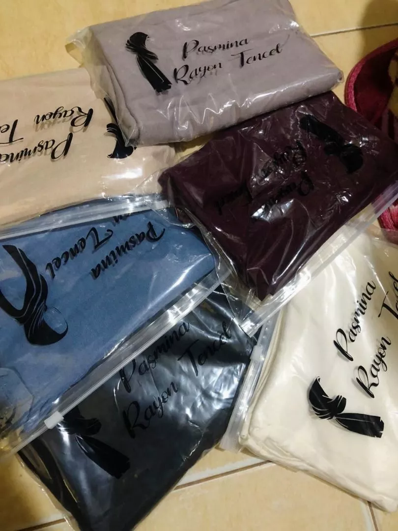 Foto ulasan Rheno Hijab Pashmina Tencel Adem Lembut Elegan