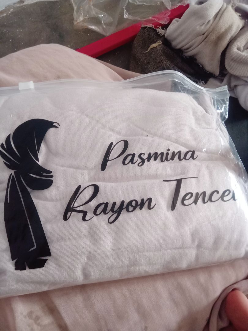 Foto ulasan Rheno Hijab Pashmina Tencel Adem Lembut Elegan