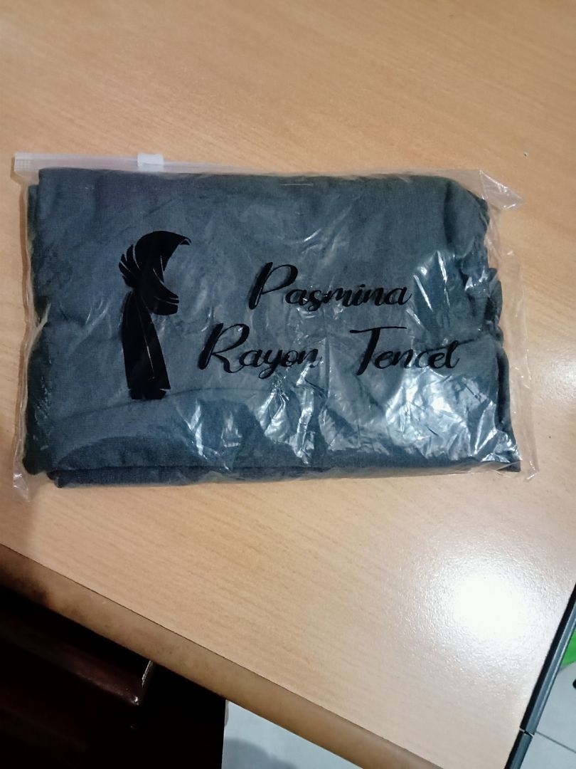 Foto ulasan Rheno Hijab Pashmina Tencel Adem Lembut Elegan
