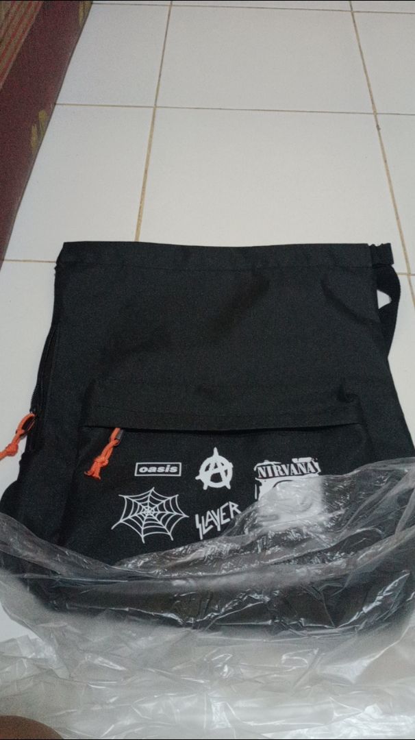 Tas Serut Multifungsi Ringan Bahan Tebal Stringbag Laki Laki Sekolah Traveling Kerja Motif Band Metal Kekinian - foto 2 dari 10