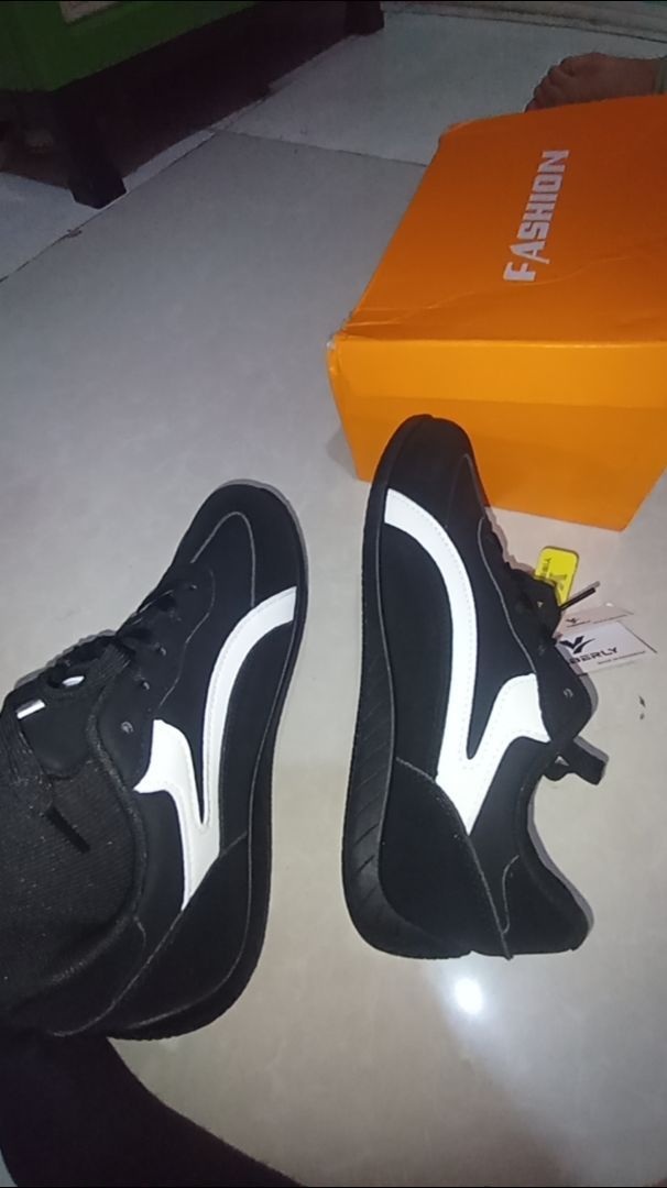 YIBERLY BERLY-V2A05 SEPATU UNISEX MODEL TERBARU CASUAL INSPIRED MINIMALIST SNEAKERS - foto 2 dari 10